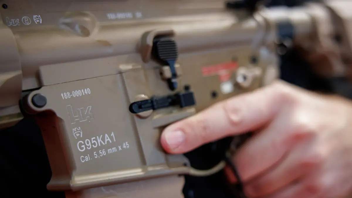 Fachmesse für Sicherheitstechnologie Enforce Tac: ARCHIV - 26.02.2024, Bayern, Nürnberg: Ein Mann hält bei der Fachmesse für Sicherheitstechnologie Enforce Tac am Stand der Firma Heckler & Koch das Sturmgewehr G95 KA1 (Kaliber 5.56 x 45) in den Händen. Die Fachmesse für Angehörige von Behörden mit Sicherheitsaufgaben und der Streitkräfte findet vom 26. bis 28. Februar 2024 statt. (zu dpa: «Deutsches Heer erhält neues Sturmgewehr G95») Foto: Daniel Karmann/dpa +++ dpa-Bildfunk +++