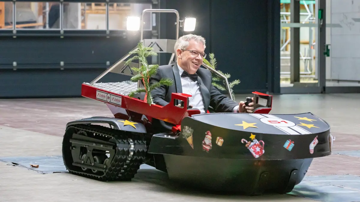 Der Investor Frank Thelen macht mit dem Elektro-Schneemobil Bobsla vor dem Studio eine Probefahrt.