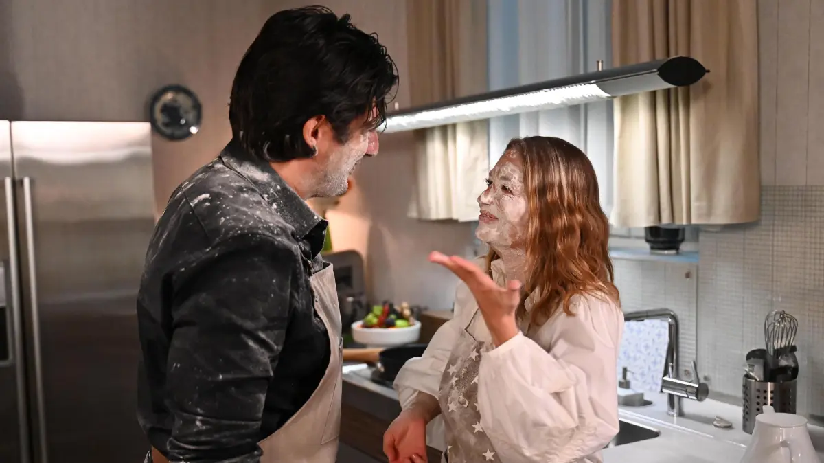 Maximilian (Francisco Medina) will Nathalie (Amrei Haardt) von Matteo ablenken und geht in die Vollen.