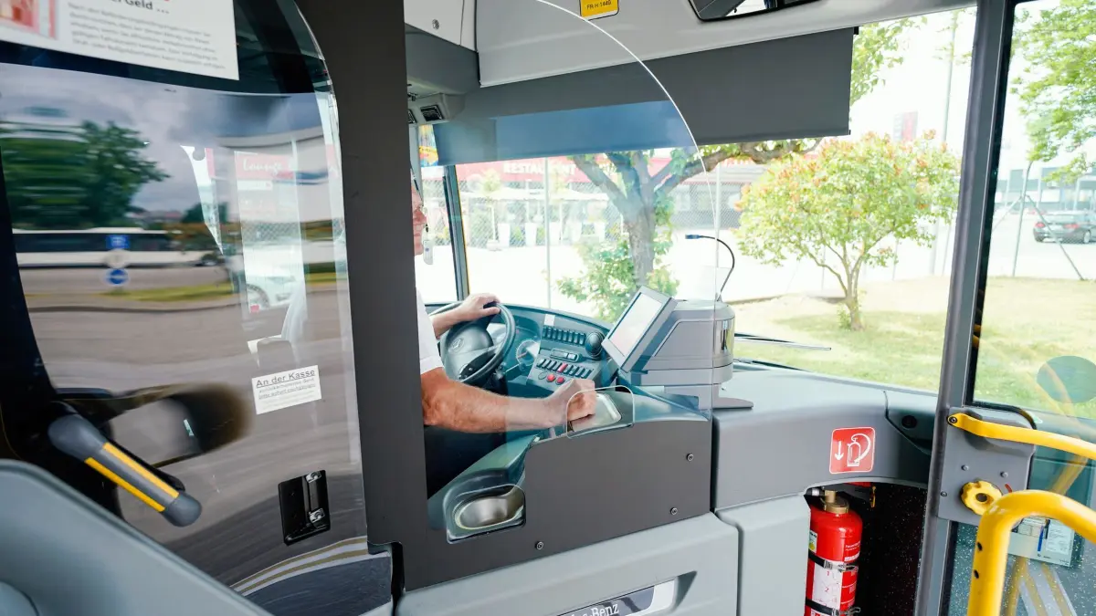 Busfahrer: ARCHIV - 25.05.2020, Baden-Württemberg, Sinsheim: Ein Busfahrer sitzt in einem Bus der Südwestdeutschen Landesverkehrs-AG (SWEG). (zu dpa: «Mutter rastet nach Busfahrt aus – Fahrer verletzt») Foto: Uwe Anspach/dpa +++ dpa-Bildfunk +++