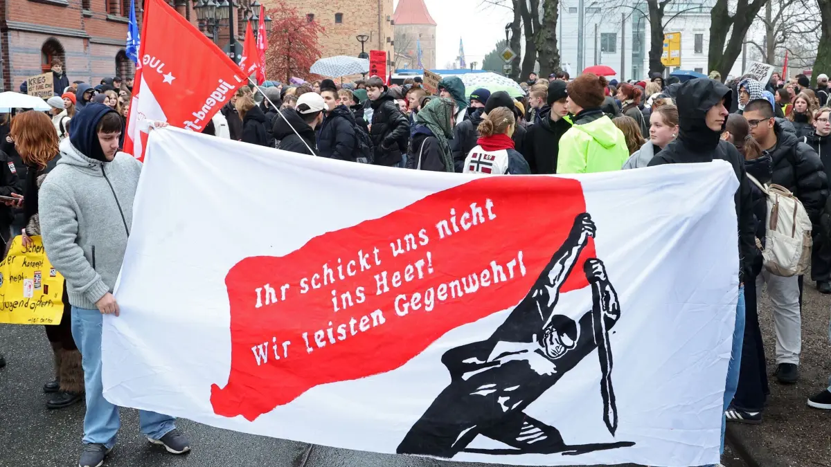 Bundesweiter Schulstreik gegen Wehrpflicht: 05.12.2025, Mecklenburg-Vorpommern, Rostock: Mehrere hundert Teilnehmer protestieren auf einer Demonstration gegen die Wehrdienstpläne der schwarz-roten Koalition in Berlin, auf einem Transparent steht "Ihr schickt uns nicht ins Heer! Wir leisten Gegenwehr!". Bundesweit sind heute Aktionen geplant. Anlass für den Streikaufruf ist die am Morgen geplante Bundestagsabstimmung über das Wehrdienst-Modernisierungsgesetz. Foto: Bernd Wüstneck/dpa +++ dpa-Bildfunk +++