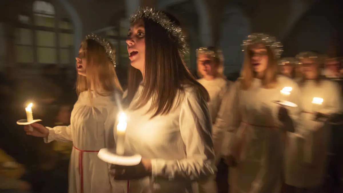 In Schweden unterscheiden sich die Weihnachtstraditionen zu Deutschland. Welche sind das und wie feiern die Schweden ihr traditionelles Fest der Liebe?