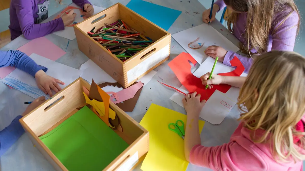 Ganztagsanspruch für Grundschüler: ARCHIV - 29.02.2012, Baden-Württemberg, Mannheim: Grundschülerinnen sind in einem Kinderhort mit Bastelarbeiten beschäftigt. An die Kinderbetreuung in der Kita soll sich nahtlos eine ganztägige Betreuung in der Grundschule anschließen. (zu dpa: «Ausbau der Ganztagsbetreuung - Bundesförderung verlängert») Foto: Uwe Anspach/dpa +++ dpa-Bildfunk +++