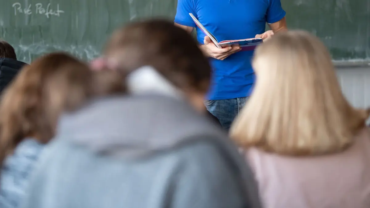 ILLUSTRATION - 24.01.2020, Baden-Württemberg, Sinsheim: Ein Lehrer unterrichtet in einem Klassenzimmer einer Realschule. (zu dpa: «Unbesetzte Lehrerstellen: IT-Fehler war schwerer als gedacht») Foto: Marijan Murat/dpa +++ dpa-Bildfunk +++
