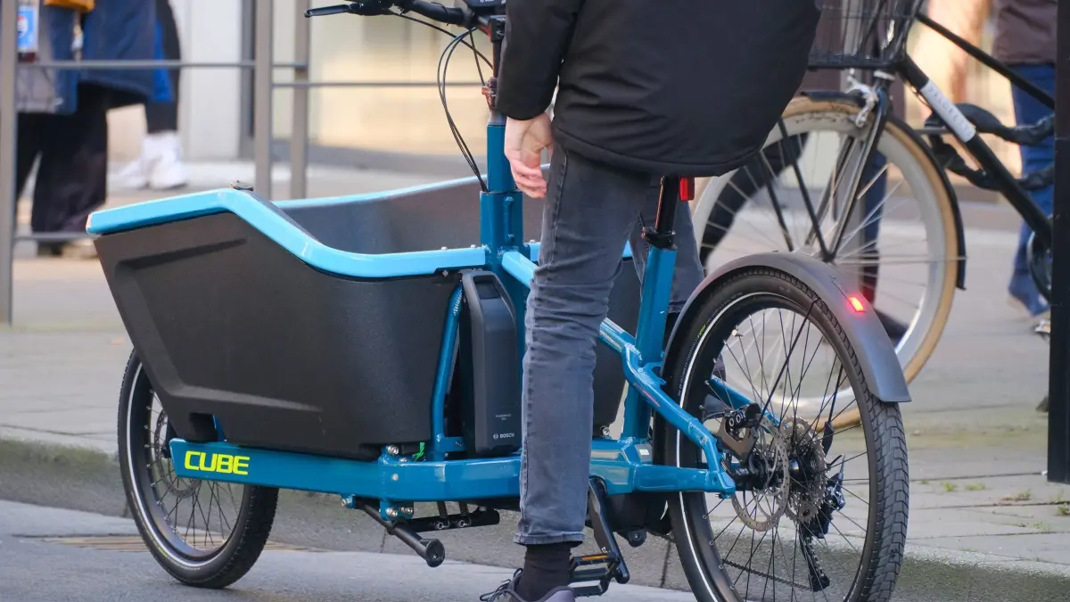 Düsseldorf 18.01.2025 Lastenfahrrad Lastenrad Fahrrad Cube Fahrradweg Mobilitätswende Verkehrswende Düsseldorf Nordrhein-Westfalen Deutschland