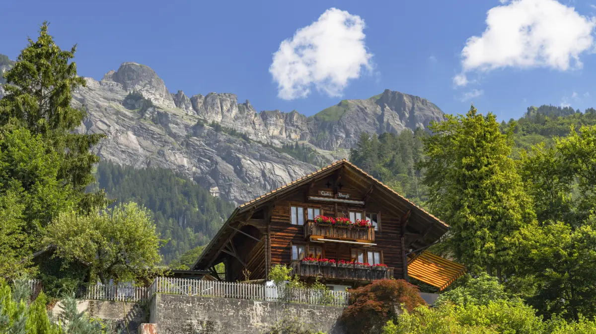 Traditional chalet with Brienzer Rothorn mountain, Brienz, Switzerland: Traditional chalet with Brienzer Rothorn mountain, Brienz, Bernese Oberland, Switzerland Copyright: IanxTrower 800-4261