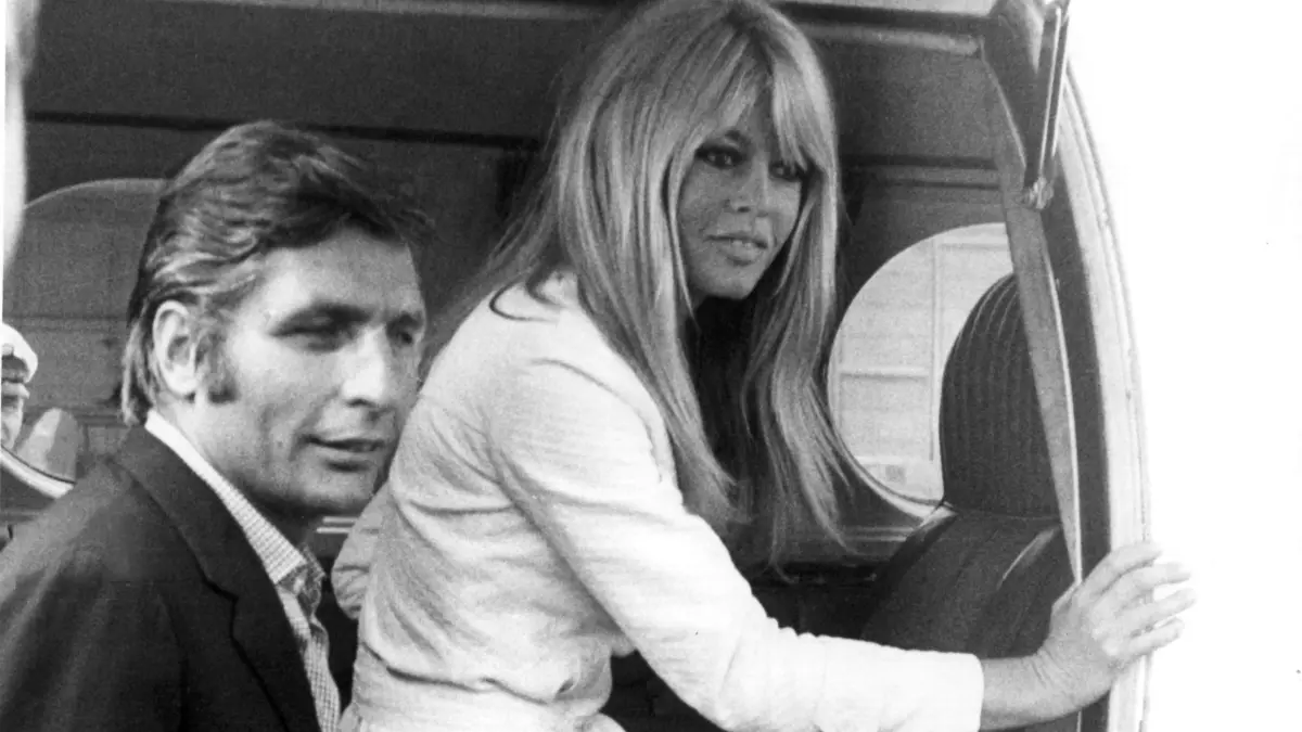 Brigitte Bardot gestorben: ARCHIV - 30.06.1966, Bayern, München: ARCHIV - Die französische Schauspielerin Brigitte Bardot und der deutsche Industrielle Gunther Sachs besteigen wenige Tage vor ihrer Hochzeit auf dem Münchener Flughafen Riem ein Flugzeug. Der bekannte Playboy und die Schauspielerin mit dem berühmten Schmollmund haben sich am 14. Juli 1966 in Las Vegas (Nevada) das Ja-Wort gegeben. Foto: DB/dpa +++ dpa-Bildfunk +++