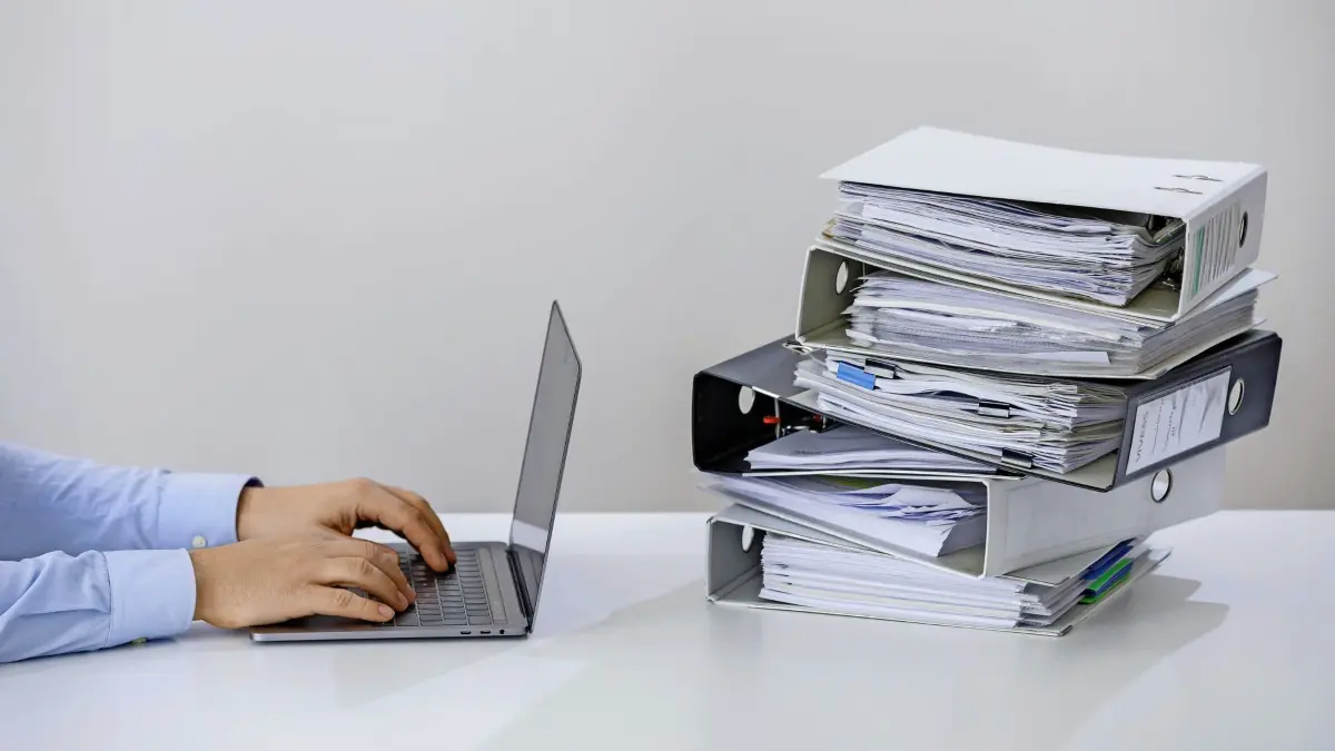 Symbolfoto zum Thema Digitalisierung in der Verwaltung . Ein Computer liegt neben einem Haufen Aktenordner. Berlin, 29.05.2019. Berlin Deutschland *** Symbol photo on the subject of digitisation in administration A computer lies next to a pile of files Berlin, 29 05 2019 Berlin Germany PUBLICATIONxINxGERxSUIxAUTxONLY Copyright: xThomasxTrutschel/photothek.netx