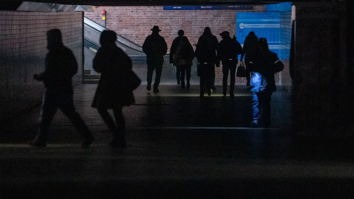 Stromausfall in Berlin: 03.01.2026, Berlin: Passanten gehen durch den Bahnhof Wannsee nach einem Stromausfall. Nach einem Brand an einer Kabelbrücke am Kraftwerk Lichterfelde kommt es durch den Stromausfall im Südwesten von Berlin zu Beeinträchtigungen. Foto: Michael Kappeler/Dpa/dpa +++ dpa-Bildfunk +++