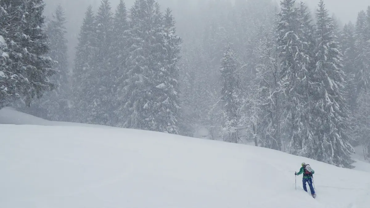 Winterwetter: ARCHIV - 17.03.2021, ---: Ein Skitourengeher steigt durch viel Neuschnee einen Berg hinauf. (zu dpa: «Schneefall in Bayern - Lawinengefahr steigt») Foto: Angelika Warmuth/dpa +++ dpa-Bildfunk +++