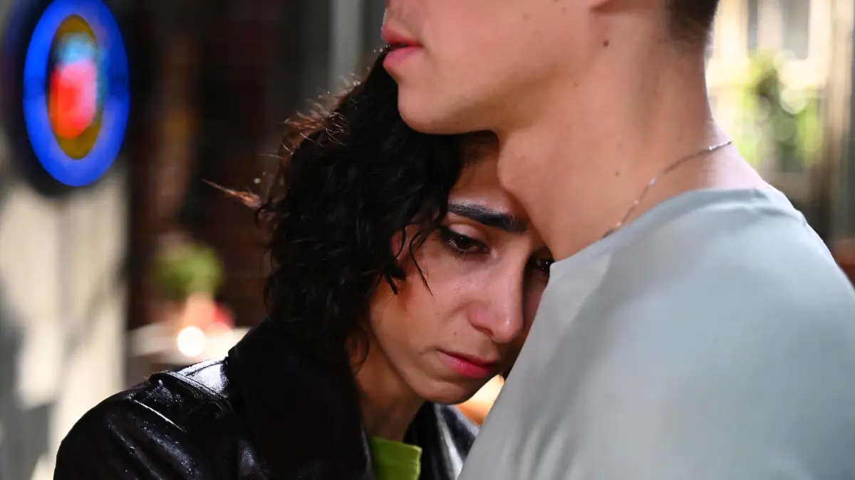 Leyla (Suri Abbassi) muss ihren Freund Elias (Robin Schick) gehen lassen.