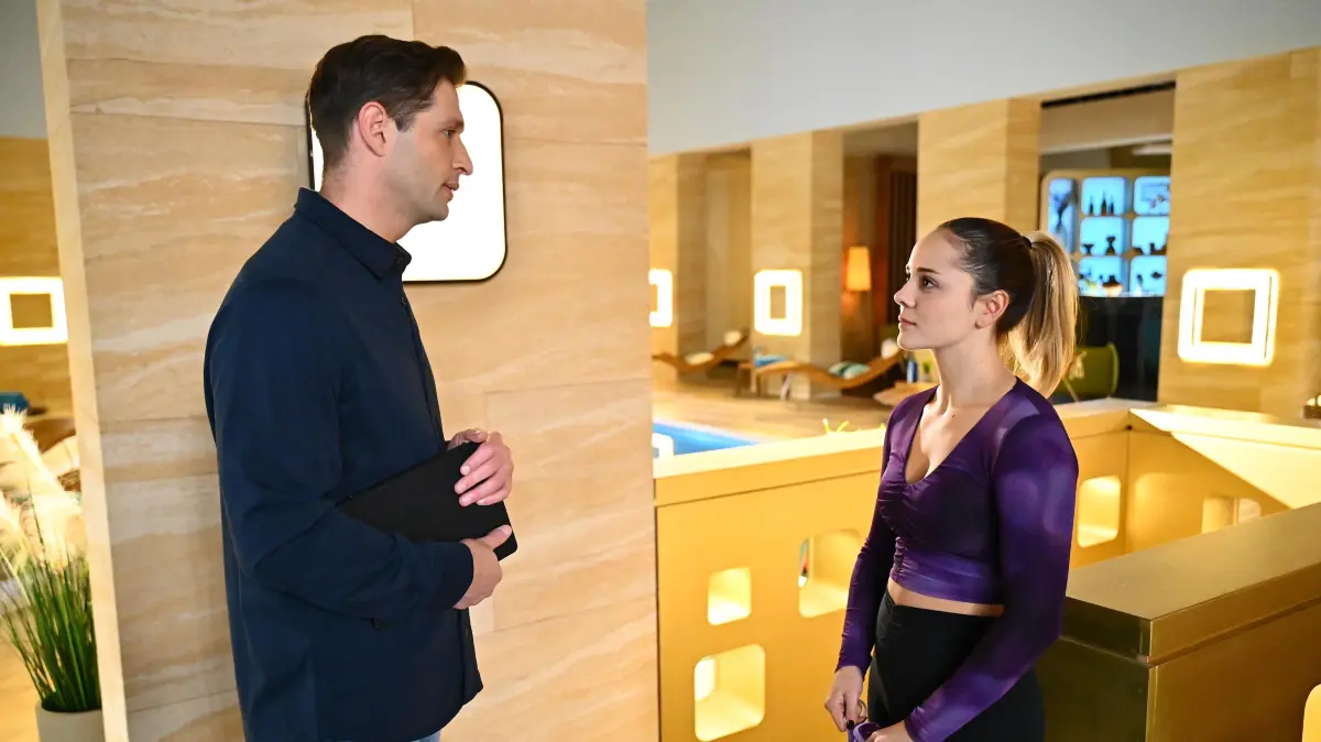 Valea (Antonia Kolano) setzt sich bei Deniz (Igor Dolgatschew) für Joana ein.