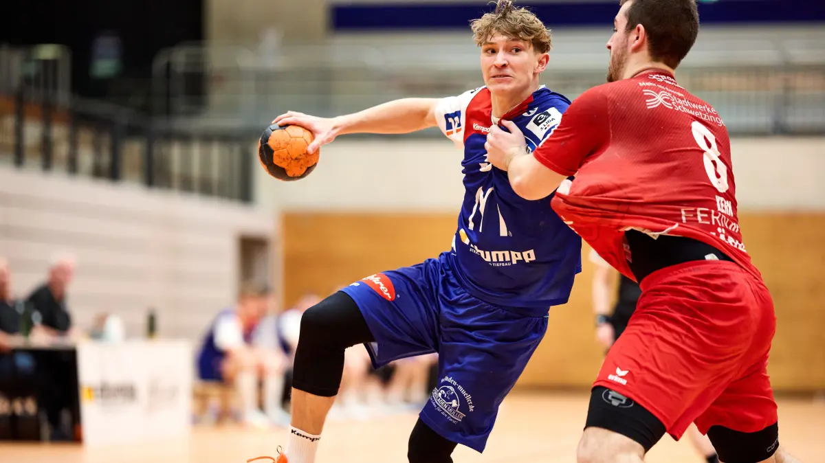 HBW Balingen-Weilstetten II vs HG Oftersheim/ Schwetzingen, Handball, 3. Liga Maenner, 3.Liga Maenner 25/26, Staffel Sued 2025/2026, 11.01.2026: David Selinka (HBW Balingen-Weilstetten II #33) vs Marc Kern (HG Oftersheim/Schwetzingen #08)
HBW Balingen-Weilstetten II vs HG Oftersheim/ Schwetzingen, Handball, 3. Liga Maenner, 3.Liga Maenner 25/26, Staffel Sued 2025/2026, 11.01.2026
Foto: Eibner-Pressefoto/ Francesco Gianni Consentino