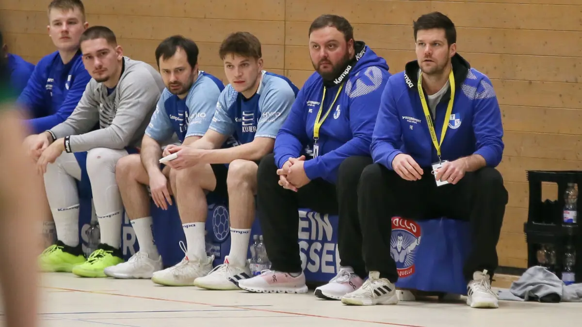 Mario Strölin (Zweiter von rechts) beerbt Felix Euchner (rechts) als Cheftrainer beim TV Weilstetten