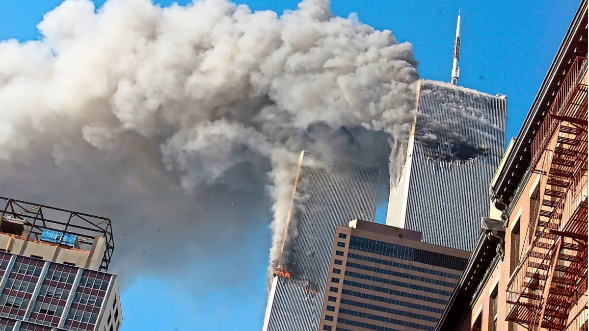 ARCHIV - 11.09.2001, USA, New York: Rauch steigt aus den brennenden Zwillingstürmen des World Trade Center auf, nachdem entführte Flugzeuge in die Türme in Manhattan geflogen sind. (zu dpa «20 Jahre 9/11: Terroranschläge in den USA») Foto: Richard Drew/AP/dpa +++ dpa-Bildfunk +++