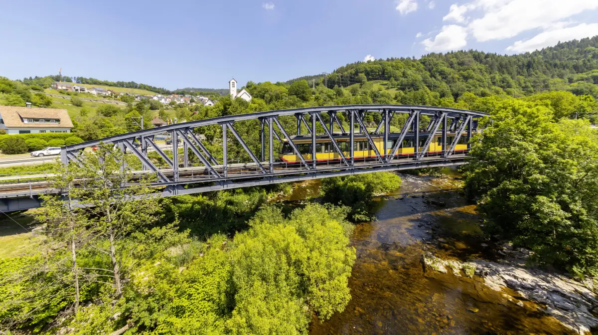 Deutschland, Baden-Württemberg, Weisenbach, 21.05.2020: Bahnbrücke über den Fluss Murg in Weisenbach im Landkreis Rastat: Deutschland, Baden-Württemberg, Weisenbach, 21.05.2020: Bahnbrücke über den Fluss Murg in Weisenbach im Landkreis Rastatt. Hier verkehrt die Murgtalbahn. *** Germany, Baden Württemberg, Weisenbach, 21 05 2020 Railway bridge over the river Murg in Weisenbach in the district of Rastatt The Murg valley railway runs here