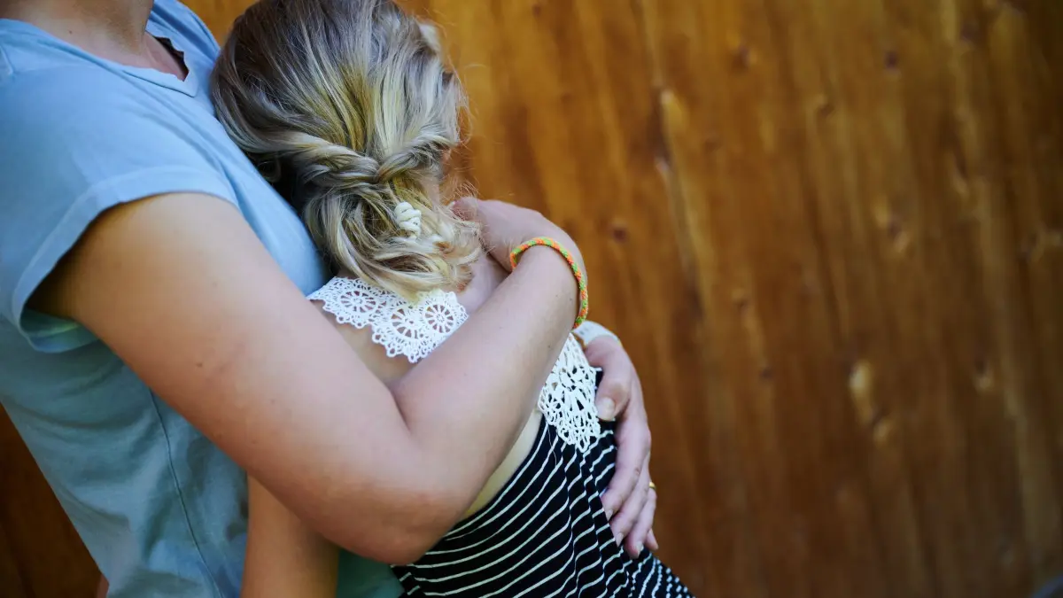 Ein Mädchen wird von seiner Mutter in den Arm genommen: ARCHIV - 03.08.2022, Österreich, Mayrhofen: Wie können Eltern Stabilität in unsicheren Zeiten vermitteln? Gefühle wahr- und ernst nehmen ist wichtig - und darüber sprechen. (zu dpa: «Pandemie-Folgen: Tausende Teenager mit Angst und Panik») Foto: Annette Riedl/dpa/dpa-tmn +++ dpa-Bildfunk +++