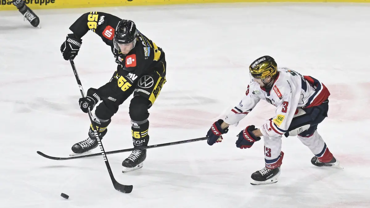 DEL2 - 25/26 :. Krefeld Pinguine vs EHC Freiburg: Eishockey DEL2 25/26 - 35.Spieltag: Krefeld Pinguine vs EHC Freiburg am 16.1.2026 in der Yayla Arena in Krefeld Freiburgs Fabian Ilestedt Nr.13 gegen Krefelds Leonhard Korus Nr.56 *** Ice Hockey DEL2 25 26 35 Matchday Krefeld Pinguine vs EHC Freiburg on 16 1 2026 at the Yayla Arena in Krefeld Freiburgs Fabian Ilestedt Nr 13 vs Krefelds Leonhard Korus Nr 56 WD