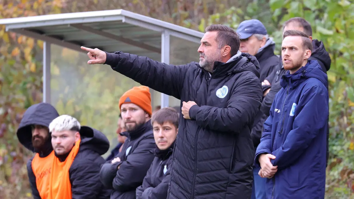 01.11.2024, Deutschland, Heimerdingen, Fußball Verbandsliga Württemberg, TSV Heimerdingen vs. Young Boys Reutlingen, YB Trainer Volker Grimminger *** 01 11 2024, Germany, Heimerdingen, Football Verbandsliga Württemberg, TSV Heimerdingen vs Young Boys Reutlingen, YB coach Volker Grimminger
