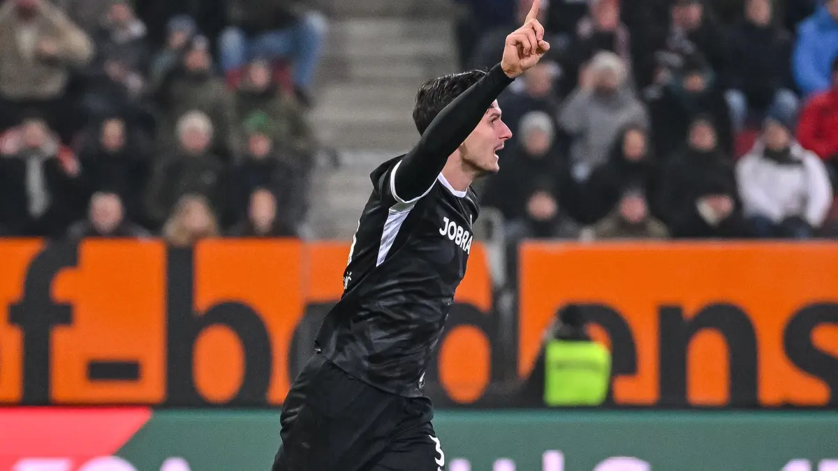 FC Augsburg - SC Freiburg: 18.01.2026, Bayern, Augsburg: Fußball: Bundesliga, FC Augsburg - SC Freiburg, 18. Spieltag, WWK-Arena. Igor Matanović (SC Freiburg) jubelt nach seinem Tor zum 2:2. Foto: Harry Langer/dpa - WICHTIGER HINWEIS: Gemäß den Vorgaben der DFL Deutsche Fußball Liga bzw. des DFB Deutscher Fußball-Bund ist es untersagt, in dem Stadion und/oder vom Spiel angefertigte Fotoaufnahmen in Form von Sequenzbildern und/oder videoähnlichen Fotostrecken zu verwerten bzw. verwerten zu lassen. +++ dpa-Bildfunk +++