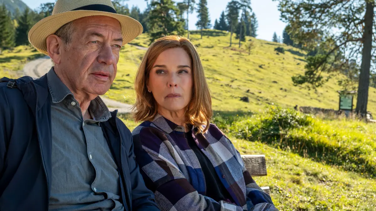 Wolfgang (Robert Hunger-Bühler) lernt im Urlaub Karola (Désirée Nosbusch) kennen. Er weiß noch nicht, dass sie seinen Tod will.