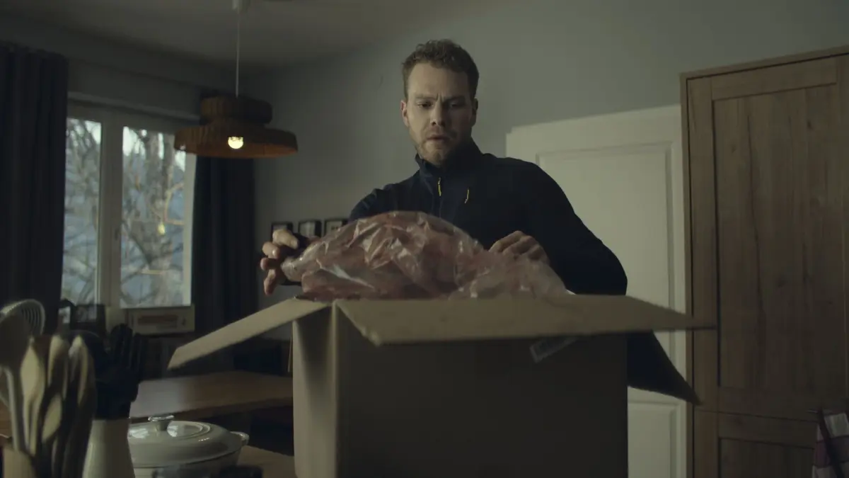 Fabian Pongratz (Ben Münchow) packt seine Post aus und findet einen abgetrennten Wolfskopf.