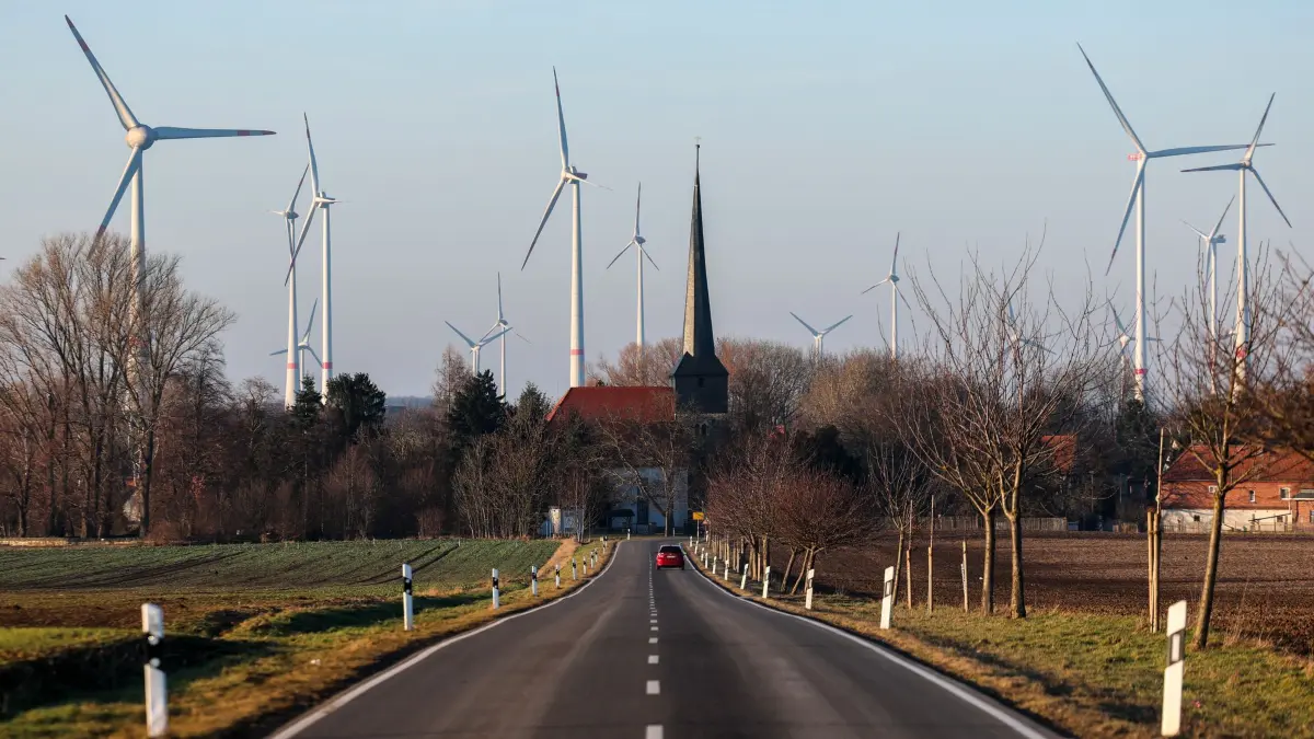 Windpark Stößen-Teuchern: 21.01.2026, Sachsen-Anhalt, Kistritz: Die Windräder aus dem Windpark Stößen-Teuchern drehen sich hinter dem kleinen Dorf Kistritz. Foto: Jan Woitas/dpa +++ dpa-Bildfunk +++