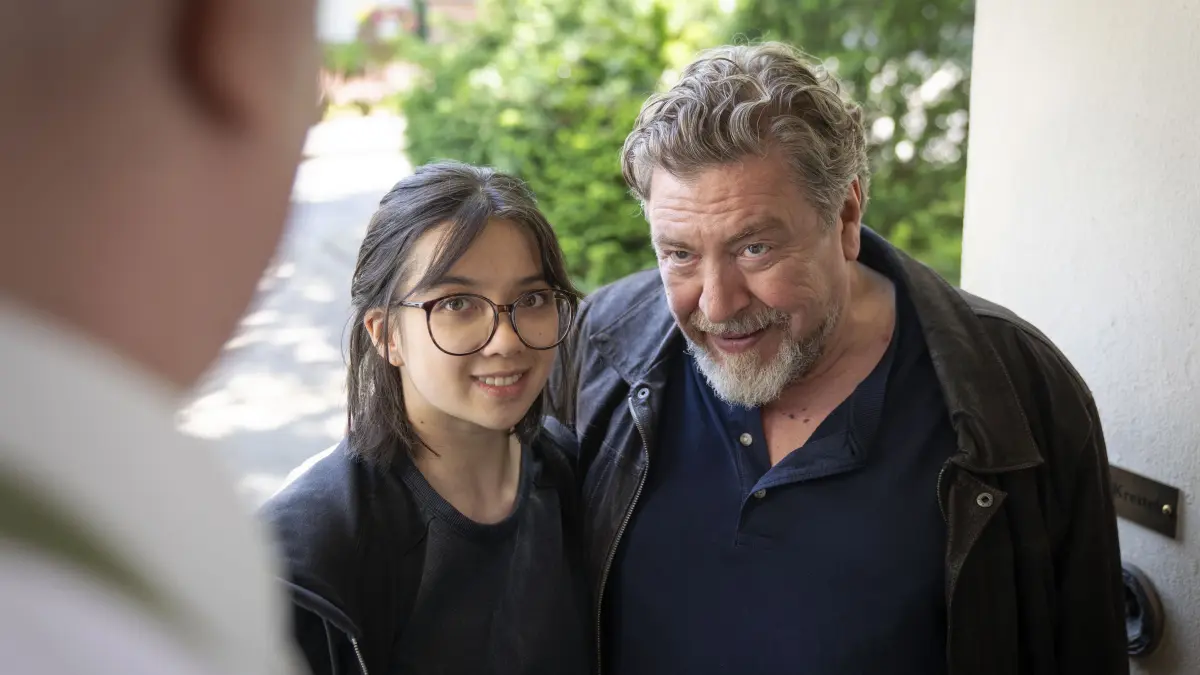 Günther Kuballa (Armin Rohde) und Ta (Purnima Grätz) erzählen Wolfgang Kretteks (Ludger Pistor), dass Günther der Vater von Ta sei.