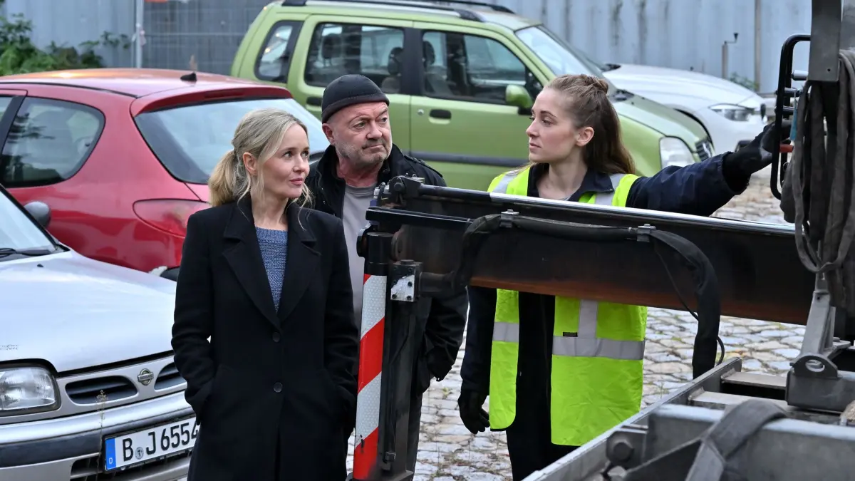 Jana Hellwig (Rosa Falkenhagen, r.) ist eine Angestellte des toten Abschleppunternehmers und liefert Otto (Florian Martens, M.) und Linett (Stefanie Stappenbeck, l.) erste wertvolle Hinweise.