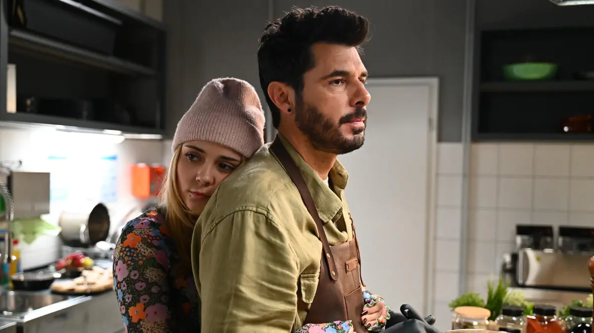 Matteo (Riccardo Angelini) denkt sehnsüchtig an Nathalie. Valea (Antonia Kolano) macht ihrem Vater Mut.