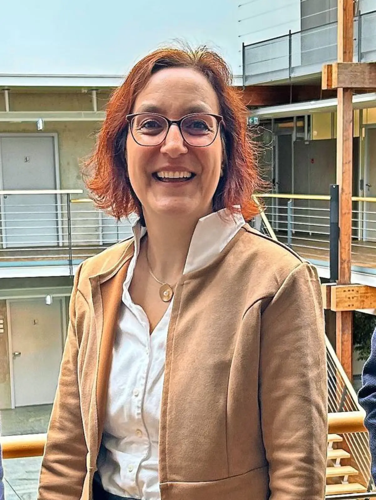 Landrat Sven Hinterseh (rechts im Bild) begrüßt Heike Rau die neue Leiterin des Jugendamtes (Bildmitte). Sie folgt Silke Zube (links im Bild).