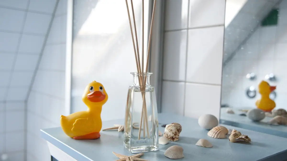 Eine Badeente und Duftmittel in einem Badezimmer