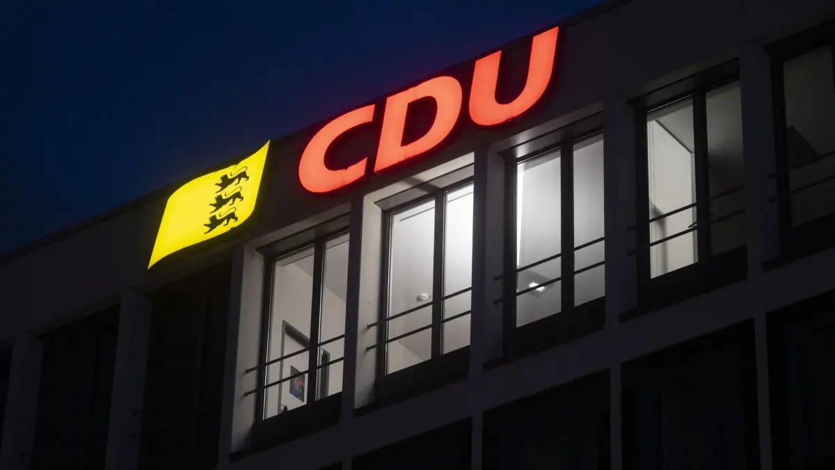 26.01.2026, Baden-Württemberg, Stuttgart: Das Logo der CDU Baden-Württemberg ist auf einem Gebäude, in dem sich die Landesgeschäftsstelle der baden-württembergischen CDU befindet, zu sehen. Mehrere Menschen sollen in die Landesgeschäftsstelle der CDU Baden-Württemberg in Stuttgart eingedrungen sein und dort Parolen skandiert haben. Foto: Marijan Murat/dpa +++ dpa-Bildfunk +++