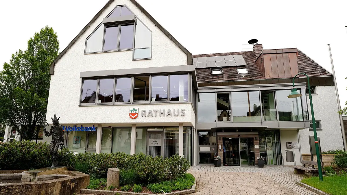 (ohne Überschrift): Vorsicht: Dieses Foto ist möglicherweise nur für den einstigen Verlag Schwäbisches Tagblatt verwendbar. Rathaus Eutingen 15.5.2024. Bild: Karl-Heinz Kuball