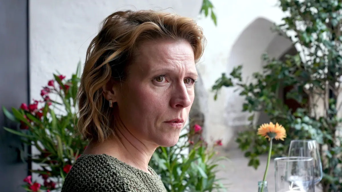 Ricarda Gasser (Franziska Weisz) ist die Witwe des Opfers und zudem eine Verdächtige.
