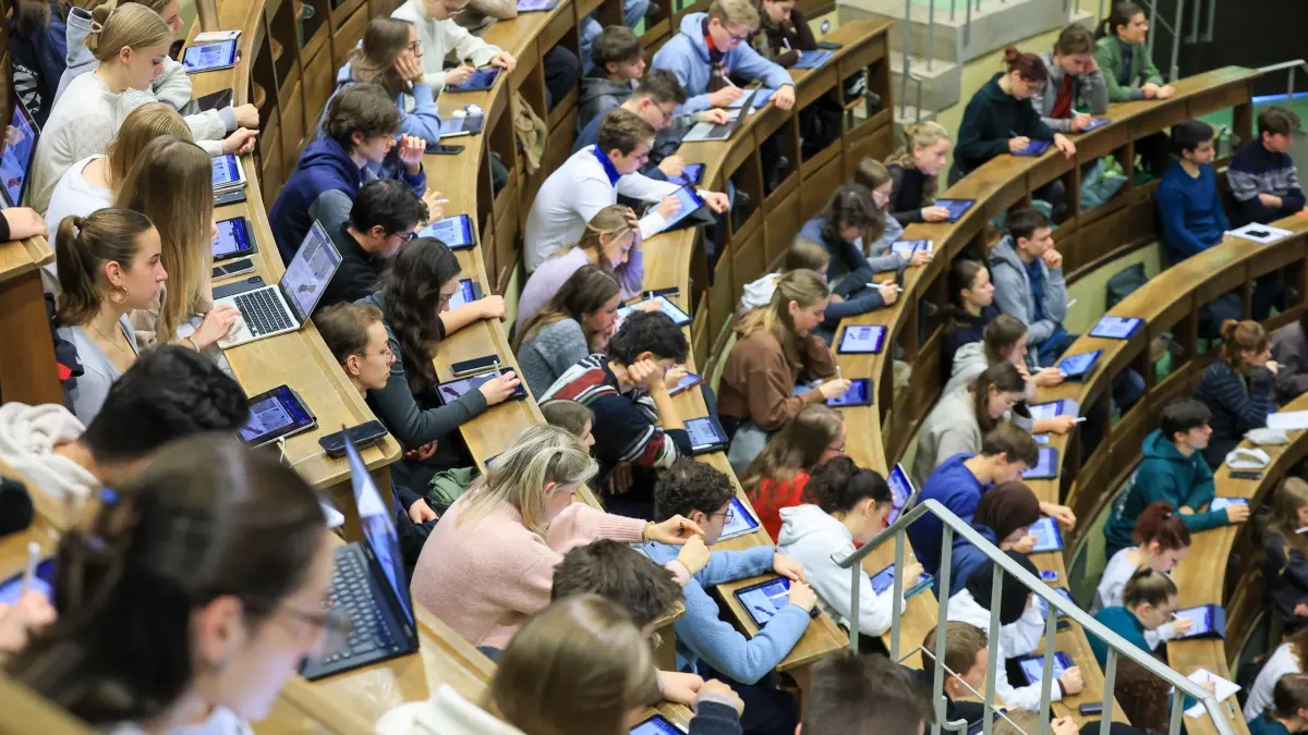 Studierende der Humanmedizin: ARCHIV - 21.11.2025, Sachsen, Leipzig: Studenten der Humanmedizin sitzen in einer Vorlesung im Anatomie Hörsaal an der Medizinischen Fakultät der Universität Leipzig. (zu dpa: «MV weitet Landarztquote auf Zahnärzte und Apotheker aus») Foto: Jan Woitas/dpa - ACHTUNG: Verwendung nur im vollen Format +++ dpa-Bildfunk +++