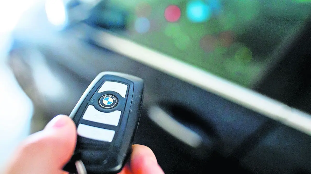 02.11.2018, Bayern, München: ILLUSTRATION - Ein Mann hält den Schlüssel eines BMW in der Hand. Autodiebe haben es in Bayern zunehmend auf Fahrzeuge mit dem Schließmechanismus "Keyless-Go" abgesehen. (zu dpa "Tückische Technik: Wie Autodiebe Luxuswagen klauen" vom 03.11.2018) Foto: Matthias Balk/dpa +++ dpa-Bildfunk +++ | Verwendung weltweit
