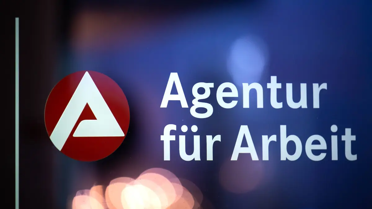 Logo und Schriftzug der Agentur für Arbeit: Logo und Schriftzug der Agentur für Arbeit Oldenburg, Deutschland, 20.12.2025: Beschriftung mit Logo und Schriftzug der Agentur für Arbeit an der Eingangstür der örtlichen Dienststelle. *** Logo and lettering of the Oldenburg Employment Agency, Germany, 20 12 2025 Lettering with logo and lettering of the Employment Agency on the entrance door of the local office