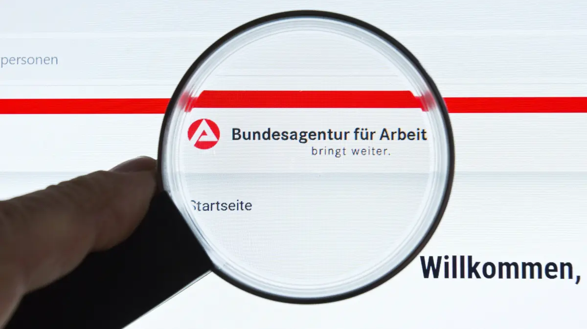 Bundesagentur für Arbeit, website, Internet, Lupe, Monitor: Bundesagentur für Arbeit, website, Internet, Lupe, Monitor *** Federal Employment Agency, website, Internet, magnifying glass, monitor