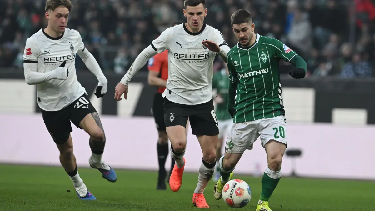 Werder Bremen - Borussia Mönchengladbach: 31.01.2026, Bremen: Fußball: Bundesliga, Werder Bremen - Borussia Mönchengladbach, 20. Spieltag, Weserstadion. Romano Schmid (r, Werder Bremen) kämpft gegen Luca Netz (Borussia Mönchengladbach) und Yannick Engelhardt (Borussia Mönchengladbach) um den Ball. Foto: Carmen Jaspersen/dpa - WICHTIGER HINWEIS: Gemäß den Vorgaben der DFL Deutsche Fußball Liga bzw. des DFB Deutscher Fußball-Bund ist es untersagt, in dem Stadion und/oder vom Spiel angefertigte Fotoaufnahmen in Form von Sequenzbildern und/oder videoähnlichen Fotostrecken zu verwerten bzw. verwerten zu lassen. +++ dpa-Bildfunk +++