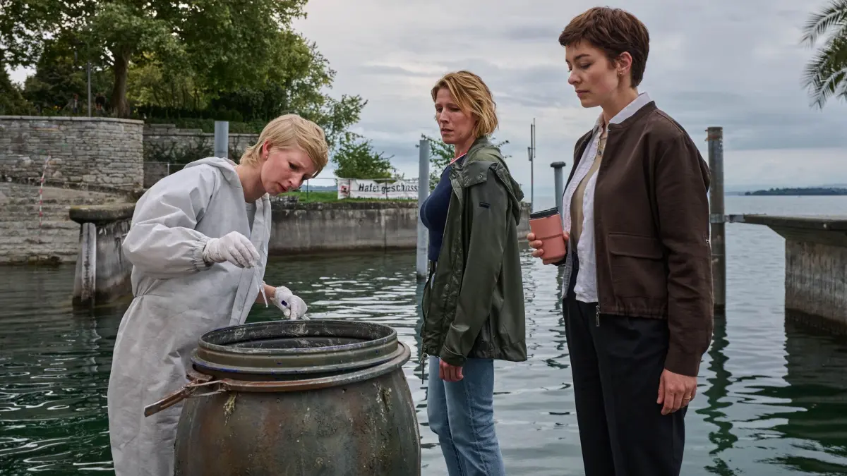 Die Kommissarinnen Doro Beitinger (Franziska Weisz, M.) und Chiara Locatelli (Maria Wördemann, r.) werden in ihrem zweiten gemeinsamen Fall mit einer Wasserleiche konfrontiert. Sarah Hertweg (Anna Gesa-Raija Lappe, l.) hat erste Informationen zu dem brisanten Fund im Bodensee für die Ermittlerinnen.