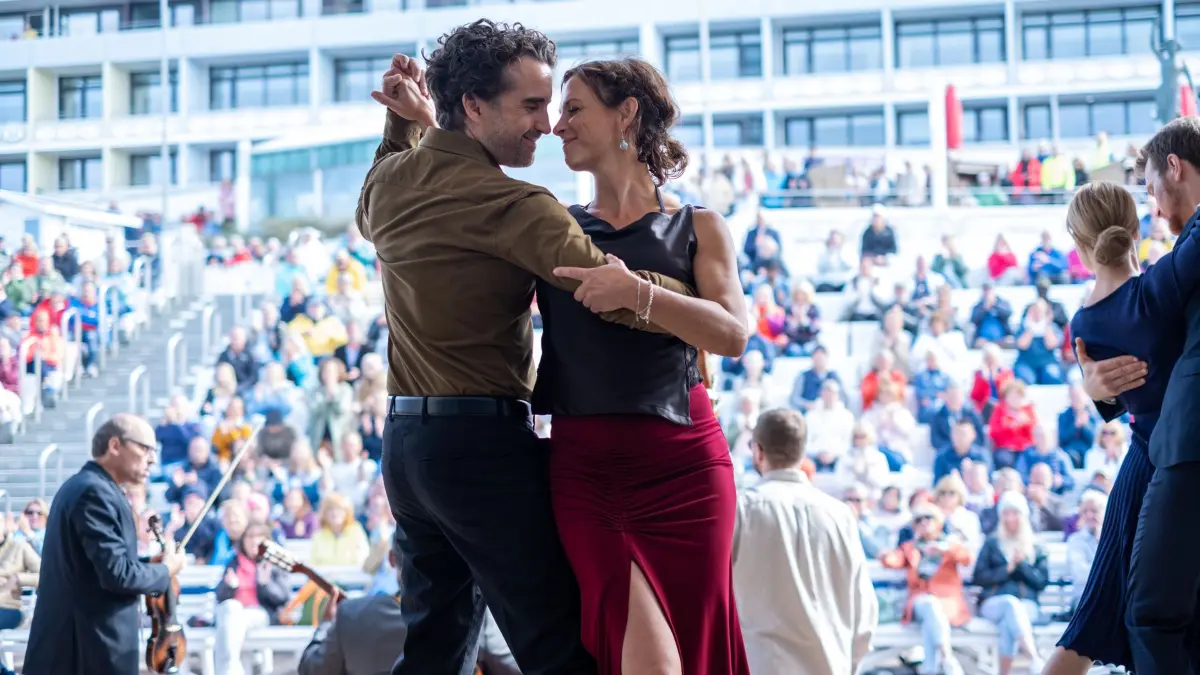 Ina Behrenden (Julia Brendle) und Hinnerk Feldmann (Oliver Wnuk) tanzen Tango Argentino, als der Mord geschieht.