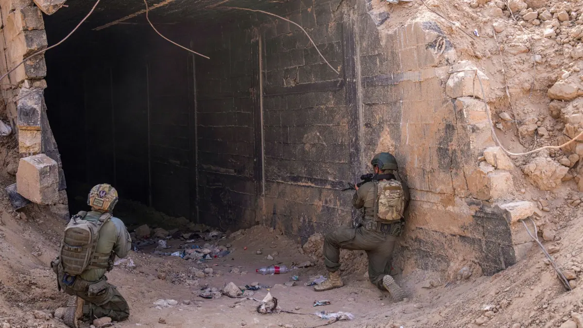 Nahostkonflikt - Rafah: ARCHIV - 13.09.2024, Palästinensische Gebiete, Rafah: Ein Foto, das während eines Einsatzes bei den israelischen Verteidigungskräften (IDF) aufgenommen und vor der Veröffentlichung von der Zensurstelle der IDF geprüft wurde, zeigt israelische Soldaten, die den Eingang eines Tunnels bewachen. (zu dpa: «Israel: Vier Palästinenser nach Angriff auf Soldaten in Gaza getötet») Foto: Ilia Yefimovich/dpa +++ dpa-Bildfunk +++