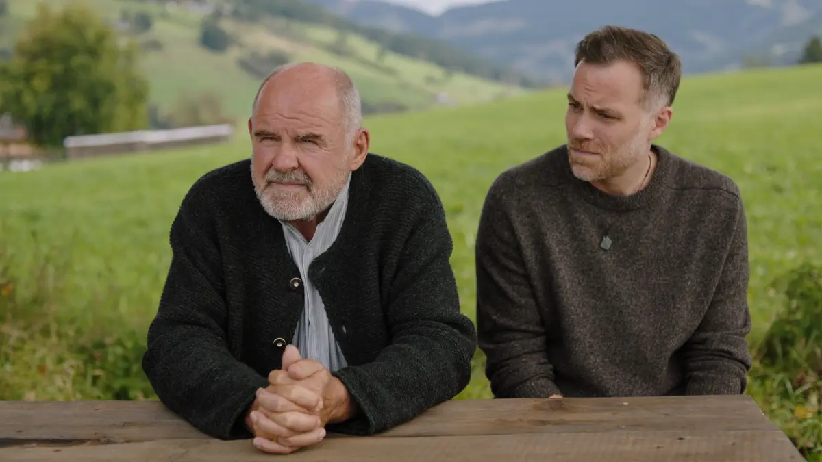 Johanna versucht, die Beziehung zwischen Sohn Jakob Reindl (Bernhard Piesk, r.) und seinem Vater Andreas Reindl (August Schmölzer) ist retten.