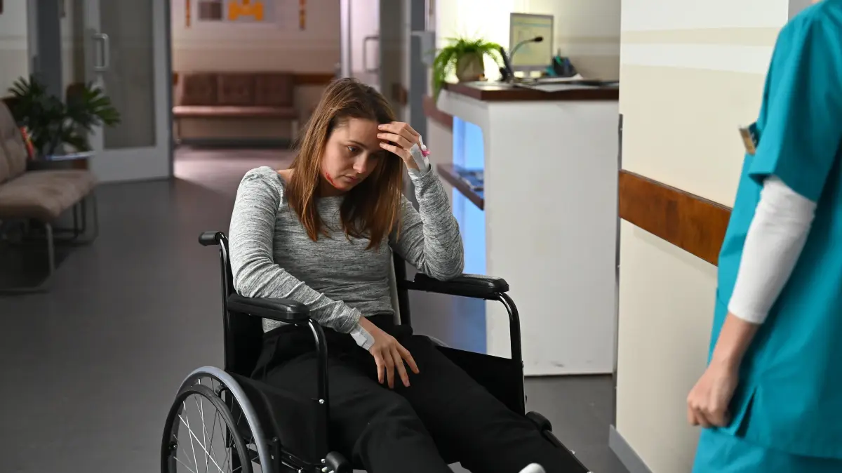 Lucie Ziegler (Julia Wiedemann) spürt ihr linkes Bein nicht mehr. Wird sie nie wieder laufen können?
