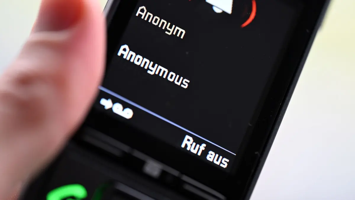 Symbolbild Trickbetrug: ARCHIV - 15.01.2025, Nordrhein-Westfalen, Düsseldorf: ILLUSTRATION - Ein Mann hält ein Festnetz-Telefon, auf dem ein anonymer Anruf eingeht (gestellte Szene). (zu dpa: «62-Jähriger verliert hohen Betrag an Telefonbetrüger») Foto: Wolf von Dewitz/dpa-Zentralbild/dpa +++ dpa-Bildfunk +++