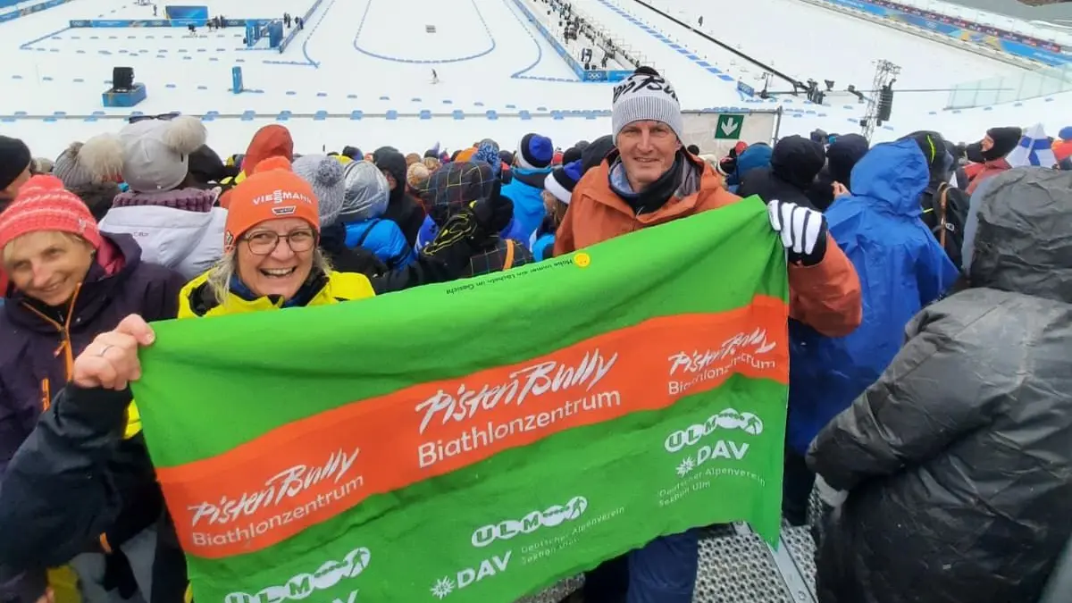 Tilly und Stefan Seybold von Julia Tannheimers Heimatverein DAV Ulm haben das Vereinsbanner mit auf der Tribüne dabei.