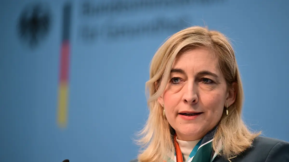 Digitalisierungsstrategie Gesundheit und Pflege: ARCHIV - 11.02.2026, Berlin: Nina Warken (CDU), Bundesministerin für Gesundheit, spricht während der Vorstellung der Digitalisierungsstrategie Gesundheit und Pflege im Bundesministerium für Gesundheit. (zu dpa: «Jahresrezepte für Chroniker - Warken will zügige Verständigung») Foto: Sebastian Gollnow/dpa +++ dpa-Bildfunk +++