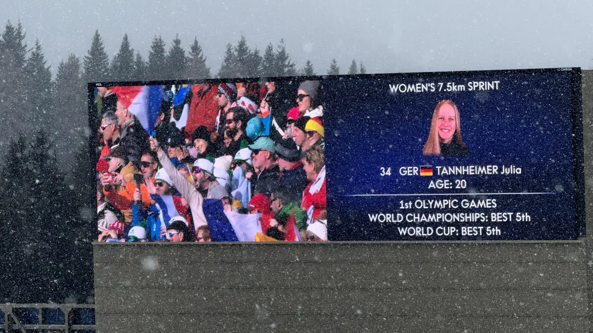 Ausharren auf der Tribüne zwei Stunden vor dem Start. Julia Tannheimer ist erst auf der Großbildleinwand zu sehen