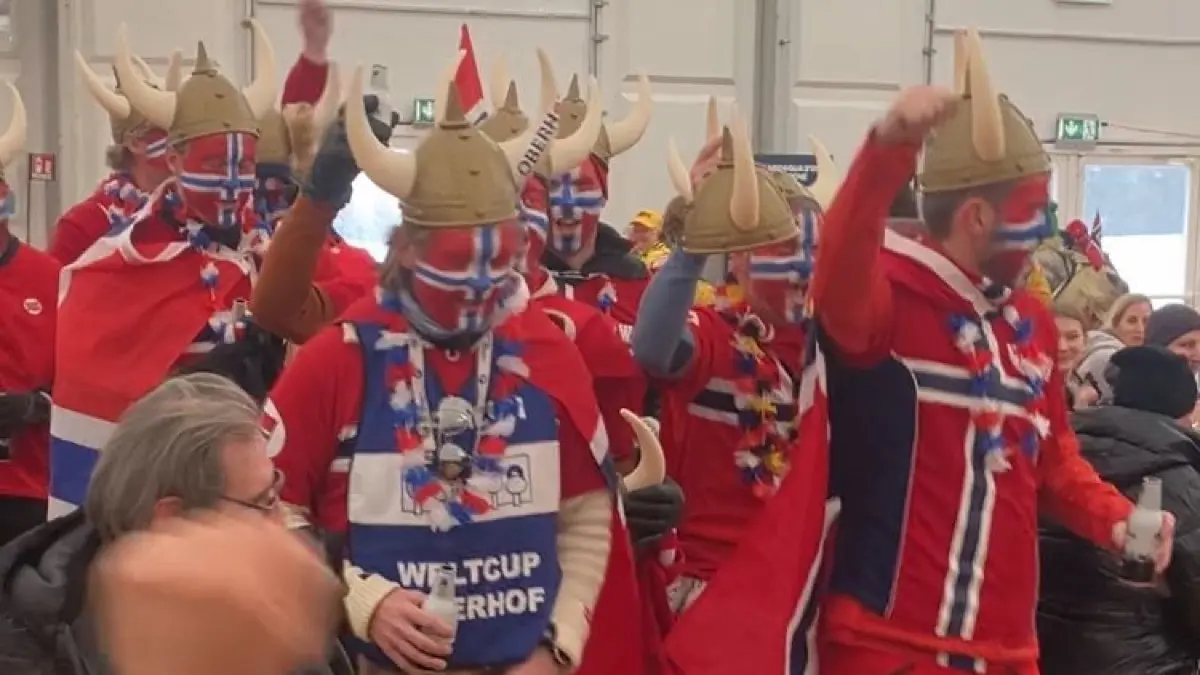 Im Festzelt geht es vor dem Rennen schon richtig heiß her. Die zahlreichen Norweger sind immer in Partylaune.